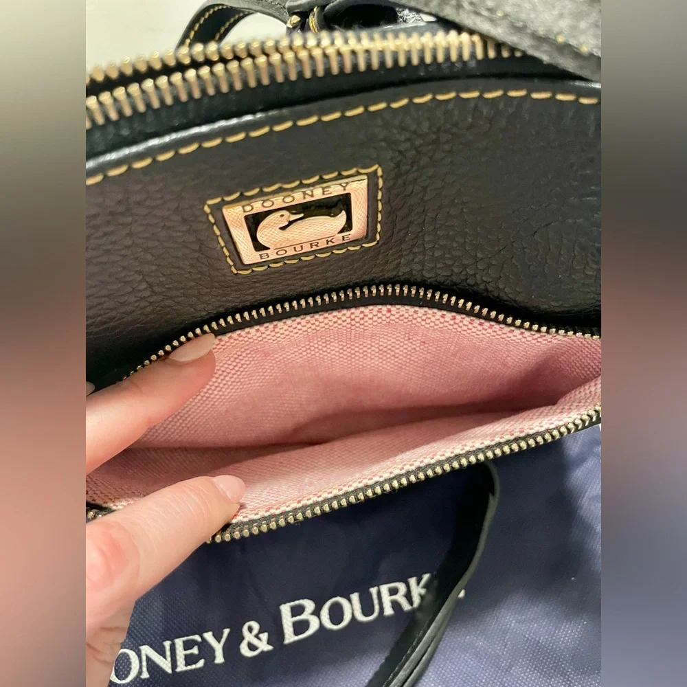 Dooney & Bourke crossbody - Picture 4 of 9